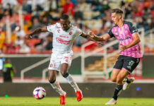 Kevin Balanta (ixq) del Tijuana disputa la esférica con Ian González (der) del Necaxa. Foto Jam Media.