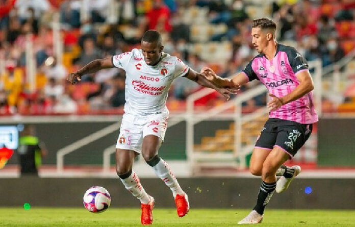 Kevin Balanta (ixq) del Tijuana disputa la esférica con Ian González (der) del Necaxa. Foto Jam Media.