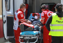 Paramedicos de la Cruz Roja trasladan pacientes al Hospital General, Colonia Doctores, el 3 de octubre de 2020. Foto Maria Luisa Severiano.