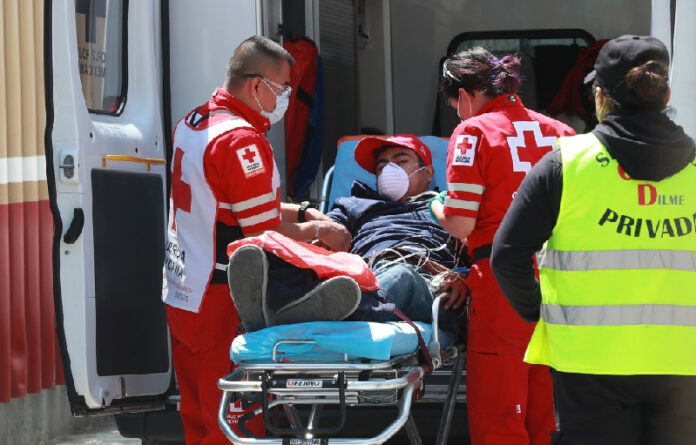 Paramedicos de la Cruz Roja trasladan pacientes al Hospital General, Colonia Doctores, el 3 de octubre de 2020. Foto Maria Luisa Severiano.