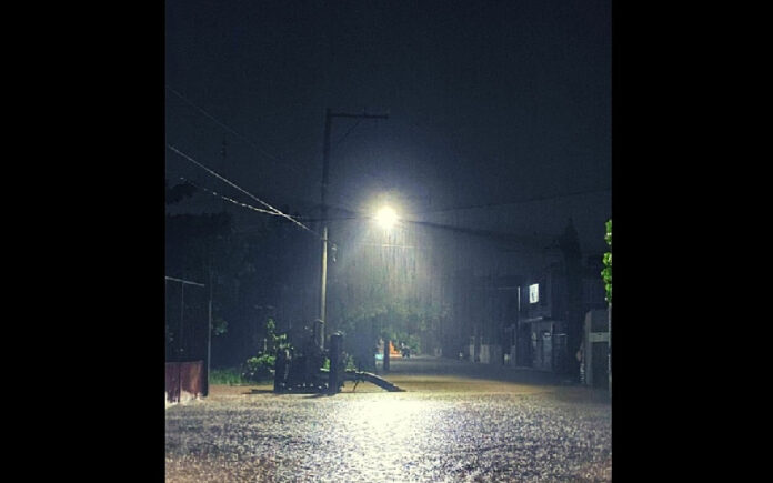 Protección Civil de Tabasco estatal informó que personal operativo del H. Cuerpo de Bomberos realiza recorridos en diversas zonas del estado. Foto cortesía de Protección Civil de Tabasco.