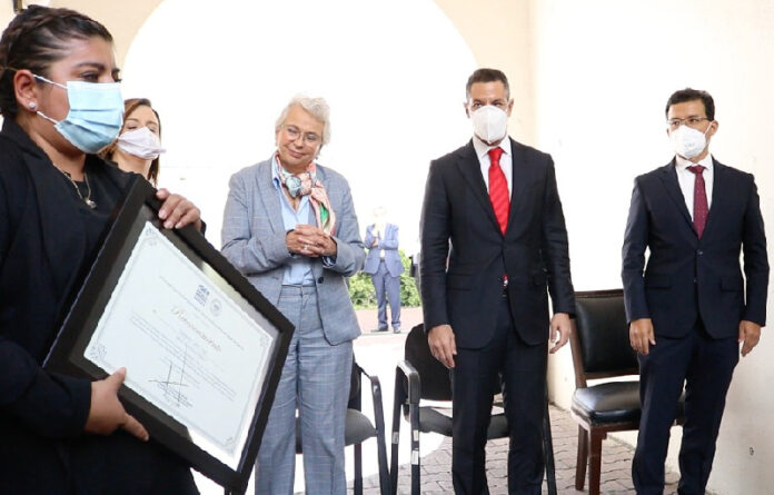 El gobernador Alejandro Murat y la secretaria de Gobernación, Olga Sánchez Cordero, junto con el Fiscal General, Rubén Vasconcelos Méndez, entregaron reconocimientos a 39 Agentes del Ministerio Público y a dos Unidades de Investigación de Oaxaca.