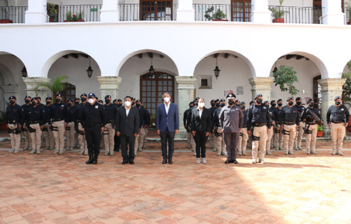 Entregan condecoraciones por el esfuerzo y trabajo a 33 elementos que integran esta agrupación élite de la Policía Municipal.