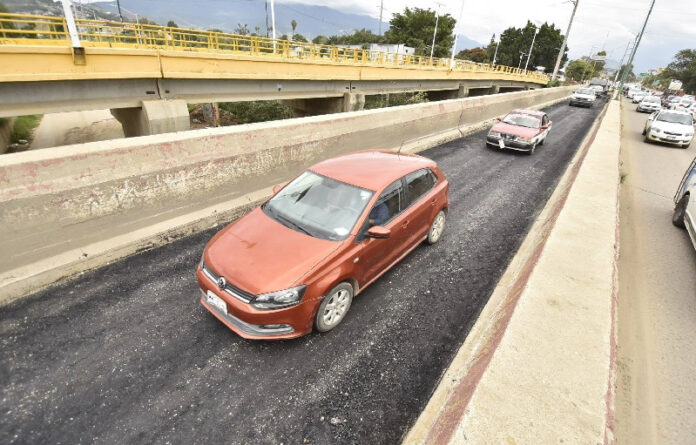 Cuadrillas de la Dirección de Desarrollo Urbano, Obras Públicas y Medio Ambiente, cumplieron la instrucción del edil Oswaldo García Jarquín de atender, mediante reencarpetamiento, las calles afectadas de la zona.