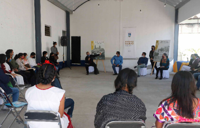 El rector, Eduardo Bautista Martínez, conversó con estudiantes, sobre el movimiento de 1968.