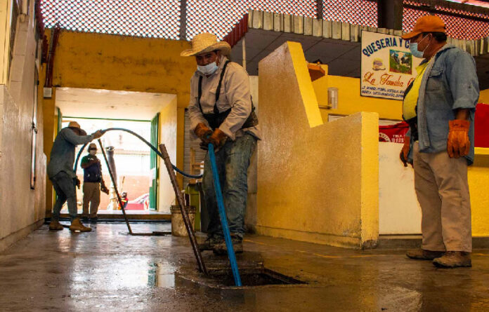 En una suma de esfuerzos, el municipio de Oaxaca de Juárez y SAPAO realizarán el desazolve y limpieza del sistema sanitario de 13 mercados.