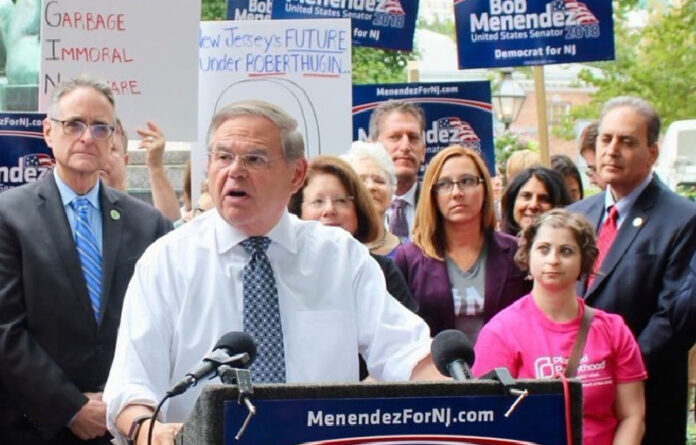 El senador demócrata Bob Menendez reportó que las deportaciones se realizaron vía Trinidad y Tobago. Foto Tomada del Twitter @BobMenendezNJ.