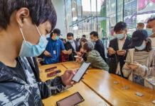 Los iPhone 12 en una tienda Apple en Shanghái, China. Foto STR / Afp / China OUT.