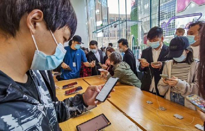 Los iPhone 12 en una tienda Apple en Shanghái, China. Foto STR / Afp / China OUT.