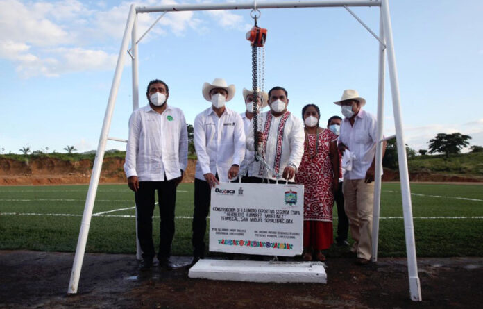 El Mandatario Estatal inauguró la primera etapa y dio inicio a la segunda fase de construcción de la Unidad Deportiva de la localidad de Temascal, perteneciente a este municipio.