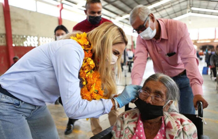 Hoy en Santa Catarina Cuixtla, región de la Sierra Sur, se entregaron 100 auxiliares auditivos, con un monto de inversión de más de $700,000.00 (setecientos mil pesos 00/100 m.n.).