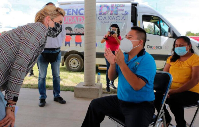 “A pesar de la pandemia, este equipo no para, nuestra prioridad es seguir brindando asistencia social aún en los momentos más difíciles. Sin duda alguna, Oaxaca crea, construye y sigue creciendo”, dijo la presidenta del DIF Oaxaca.