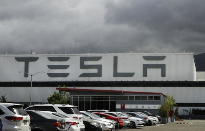 Durante el tercer trimestre de 2020 Tesla produjo 145 mil 36 vehículos eléctricos. Foto Ap.