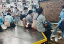 Trabajadoras de la maquiladora Aptiv, ubicada en el municipio de Hidalgo del Parral, Chihuahua, realizaron un paro de labores la noche del viernes para exigir el cierre de la fábrica por un rebrote de Covid-19 que cobró la vida de dos obreros. Foto 'La Jornada'