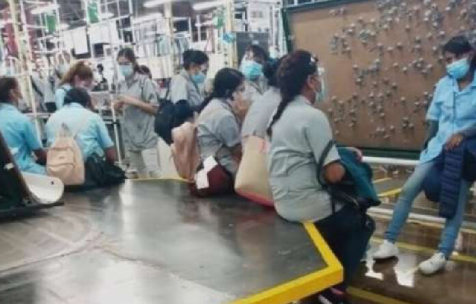 Trabajadoras de la maquiladora Aptiv, ubicada en el municipio de Hidalgo del Parral, Chihuahua, realizaron un paro de labores la noche del viernes para exigir el cierre de la fábrica por un rebrote de Covid-19 que cobró la vida de dos obreros. Foto 'La Jornada'