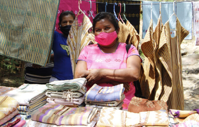 Las mujeres de San Juan Colorado expusieron sus necesidades ante la situación comercial de sus textiles, ya que en el mercado artesanal existen revendedores que demeritan el trabajo que cada una de ellas realiza, llevándose la ganancia económica.