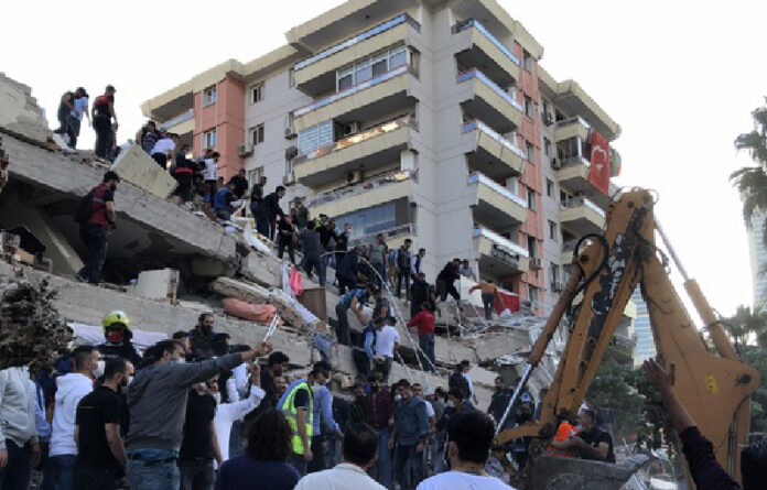 Rescatistas y pobladores buscan entre los escombros a gente atrapada en Esmirna. Foto Ap.