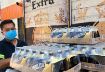 Productores de bebidas alcohólicas señalan la iniciativa que propone subir un peso por lata de cerveza industrial. Foto Luis Castillo / Archivo.