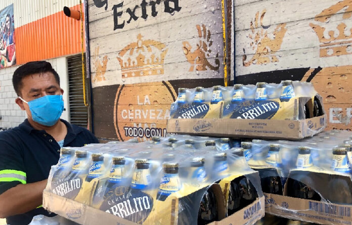 Productores de bebidas alcohólicas señalan la iniciativa que propone subir un peso por lata de cerveza industrial. Foto Luis Castillo / Archivo.