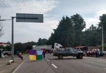 Comunidades indígenas de Michoacán bloquearon diversos puntos del estado para exigir respeto para los pueblos indígenas. Foto La Jornada.