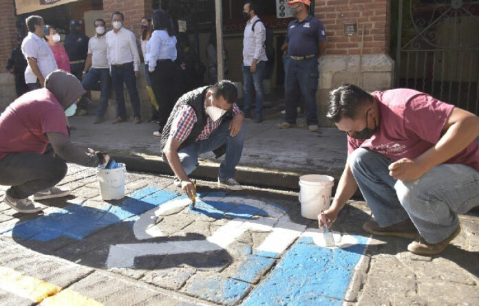 Colaboradores de la Secretaría del Ayuntamiento reanudaron las labores de repintado de estas señalizaciones en el primer cuadro de la ciudad capital.