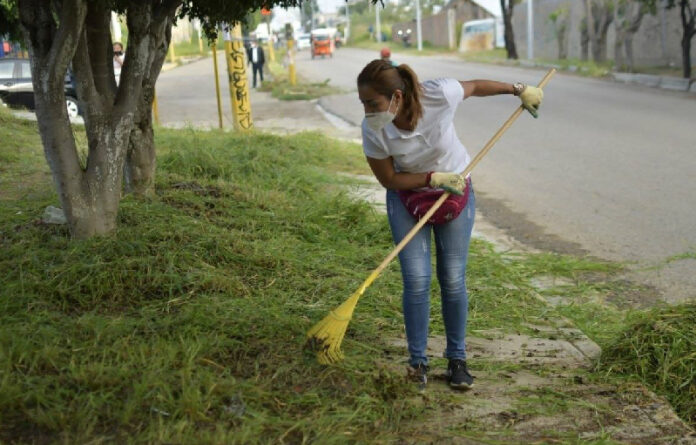 Servidores públicos sumaron esfuerzos con colonos del Barrio El Coquito y del Fraccionamiento Lomas de San Juan para limpiar áreas comunes a fin de evitar la reproducción del mosco transmisor del dengue, zika y chikungunya.