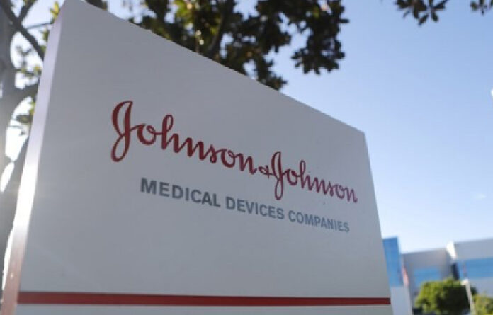 Johnson & Johnson dice que se prepara para reanudar ensayo de vacuna contra Covid-19 en EU. Foto Afp / Archivo.