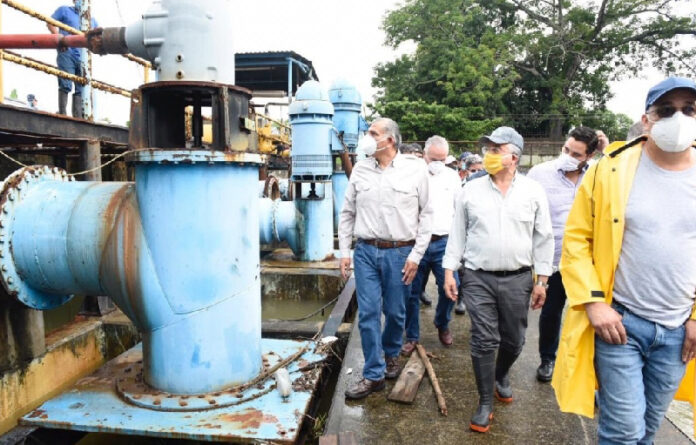 El gobernador Adán Augusto López Hernández, lamentó que la Conagua haya tomado decisiones sobre la extracción de la presa Peñitas. Foto @adan_augusto.