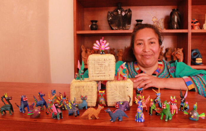 Con la colaboración del Instituto Oaxaqueño de las Artesanías se presentan tonas y nahuales de Oaxaca -alebrijes miniatura- de artesanos y artesanas de San Antonio Arrazola, San Martín Tilcajete y San Pedro Taviche.