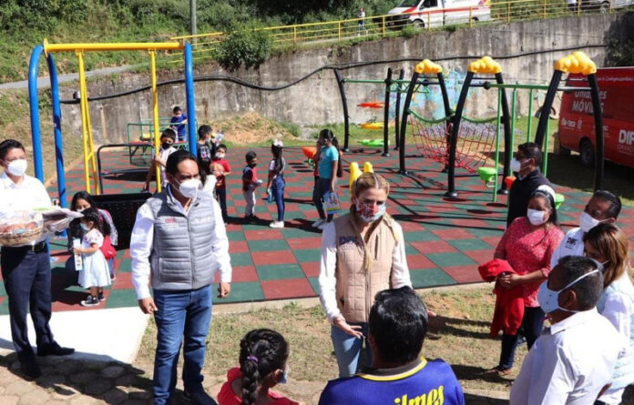 La presidenta del DIF Oaxaca, Ivette Moran de Murat entregó un parque infantil incluyente en Villa Talea de Castro, región de la Sierra Norte. Dicho parque tuvo una inversión superior a los 470 mil pesos.