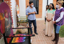Ivette Morán de Murat, visitó la tienda ARIPO para apreciar la exposición artística llamada “Sillas Calavera”, del maestro Gabriel Sosa.