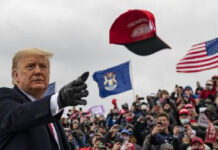 El presidente Donald Trump en una concentración de campaña en Waterford Township, Michigan. Foto Ap.