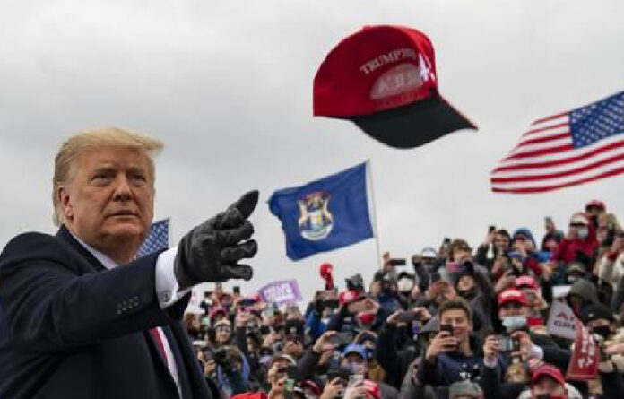 El presidente Donald Trump en una concentración de campaña en Waterford Township, Michigan. Foto Ap.
