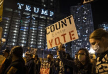 Manifestantes durante una protesta en calles de la ciudad de Chicago, Illinois. Foto Ap.