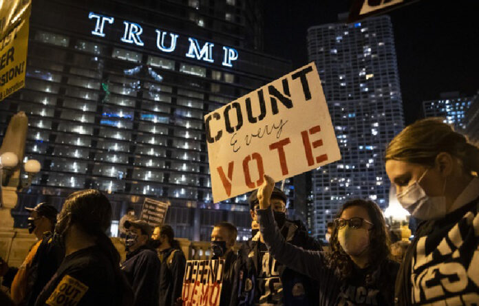 Manifestantes durante una protesta en calles de la ciudad de Chicago, Illinois. Foto Ap.