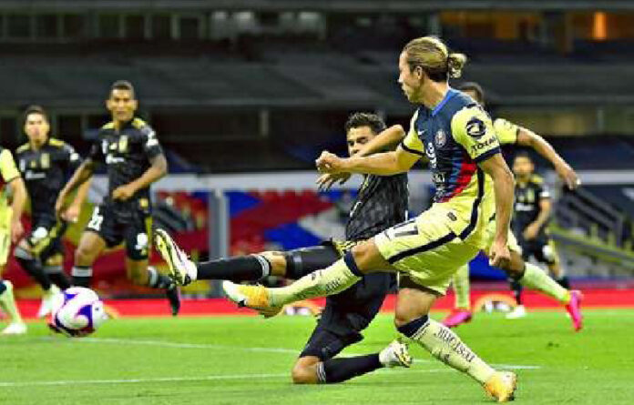 Sebastián Córdova (17) hizo un doblete ayer en el estadio Azteca. Foto portal Liga Mx.