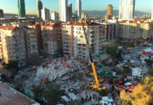 Escombros de los edificios derrumbados en Izmir, Turquía, la madrugada del sábado 31 de octubre de 2020.Foto Ap.