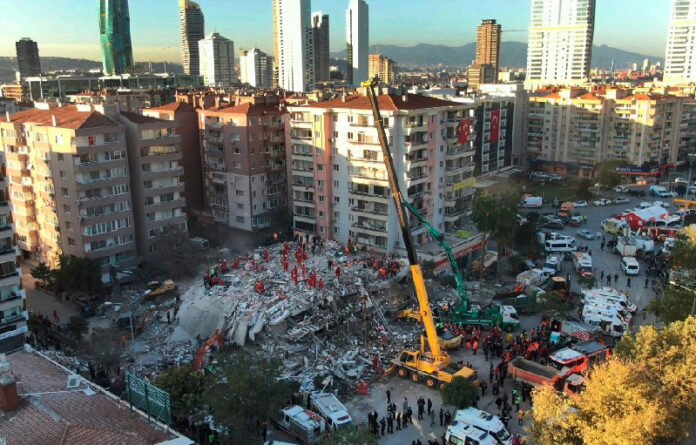 Escombros de los edificios derrumbados en Izmir, Turquía, la madrugada del sábado 31 de octubre de 2020.Foto Ap.
