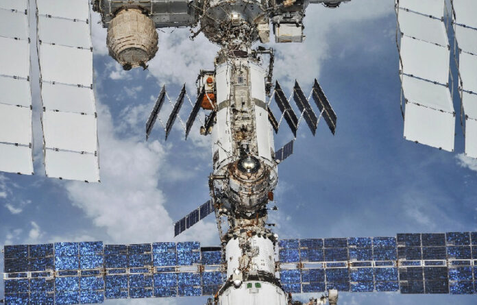Roscosmos, la Estación Espacial Internacional flota sobre la Tierra vista desde una nave espacial Soyuz después de desacoplarse el 4 de octubre de 2018. Foto Ap.