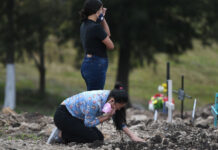 Una mujer solloza ante la tumba de su abuela, víctima del Covid-19, en un cementerio en Tegucigalpa, Honduras. Foto AFP.