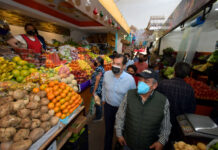 Junto con representantes de las mesas directivas, el edil supervisó los trabajos de embellecimiento que se han ejecutado en esta plaza comercial para contribuir en el dinamismo de este centro de comercio.