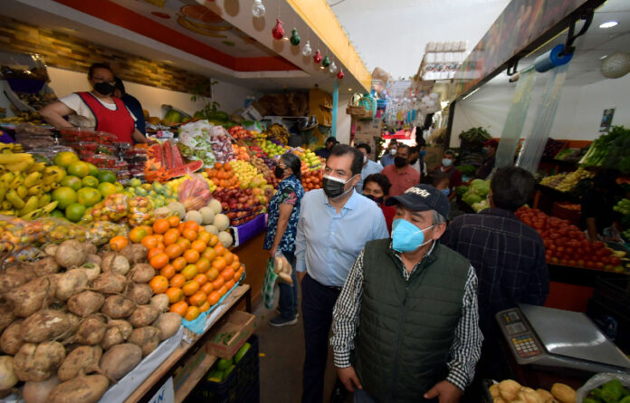 Junto con representantes de las mesas directivas, el edil supervisó los trabajos de embellecimiento que se han ejecutado en esta plaza comercial para contribuir en el dinamismo de este centro de comercio.