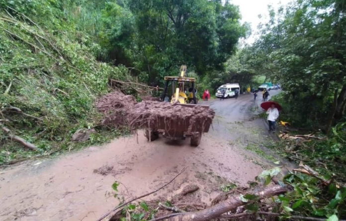 Elementos de Protección Civil de Tecpatán retiran ramas y lodo en los tramos carreteros Tecpatán-Luis Espinosa y Tecpatán Emiliano Zapata. Foto tomada del Twitter @pcivilchiapas.