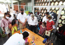 En su segundo día de visita a la entidad oaxaqueña, el Embajador Christopher Landau recorrió San Martín Tilcajete y San Bartolo Coyotepec.