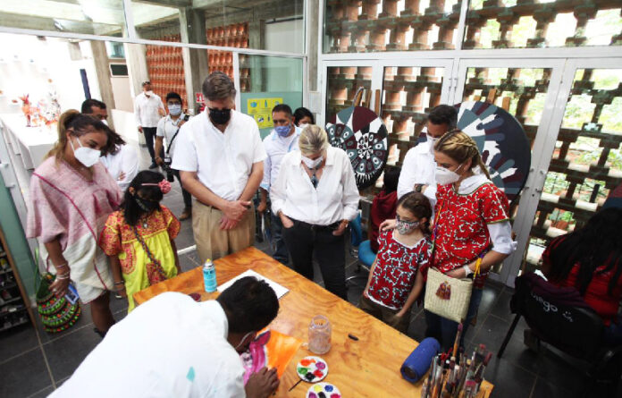 En su segundo día de visita a la entidad oaxaqueña, el Embajador Christopher Landau recorrió San Martín Tilcajete y San Bartolo Coyotepec.