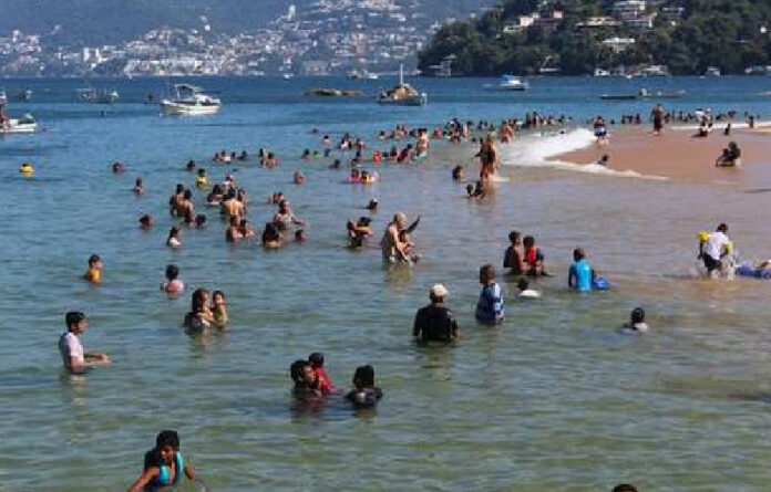 Decenas de turistas visitaron este domingo playa Tlacopanocha, en la zona tradicional de Acapulco, Guerrero, sin acatar las medidas sanitarias a pesar del incremento de contagios de Covid-19 en los recientes fines de semana. Foto Héctor Briseño.