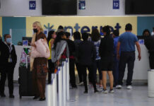 Un grupo de pasajeros acudieron al modulo de la empresa del aeropuerto a pedir información. Foto Víctor Camacho.