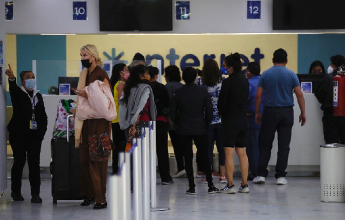 Un grupo de pasajeros acudieron al modulo de la empresa del aeropuerto a pedir información. Foto Víctor Camacho.