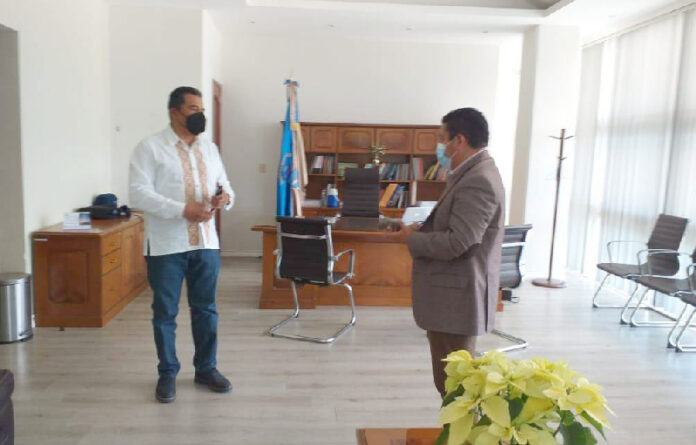 Durante la reunión de Trabajo del Municipio de Oaxaca de Juárez y la UABJO.