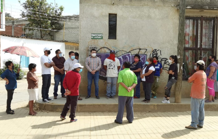 El regidor de agencias y colonias y de municipio seguro y movilidad, Ismael Cruz de Gaytán durante su recorrido por las colonias.